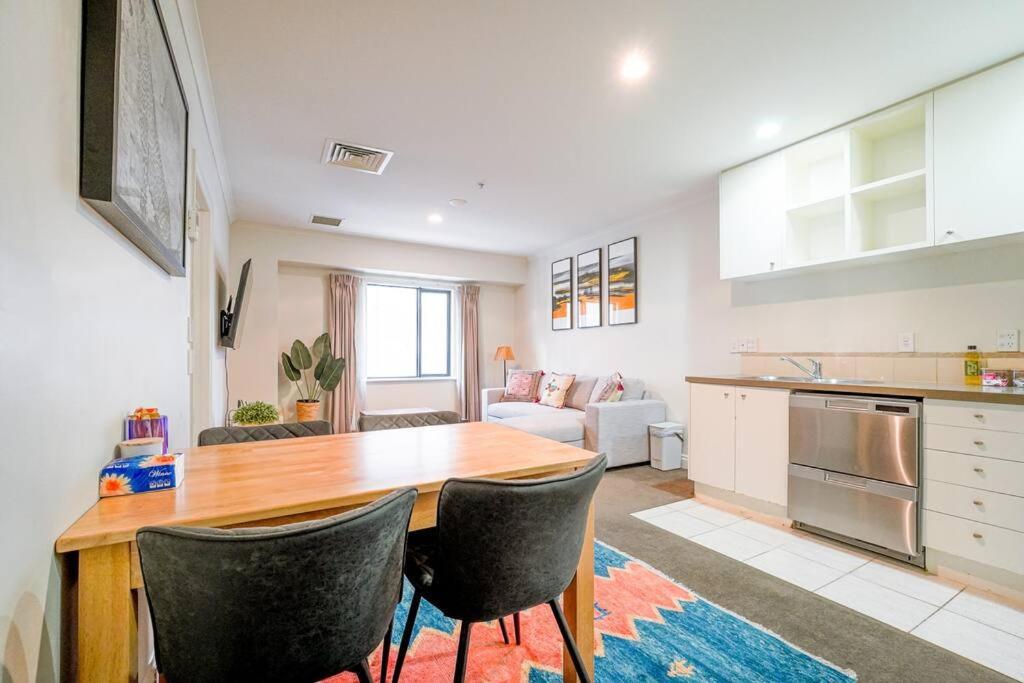 City Life One Bedroom Apartment In Heart Of Cbd Auckland Exterior photo